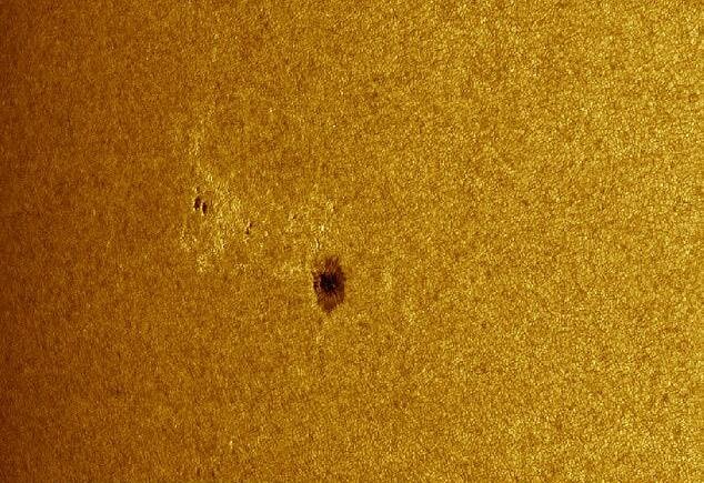 یک لکه خورشیدی بزرگ در حال چرخش به سمت زمین است