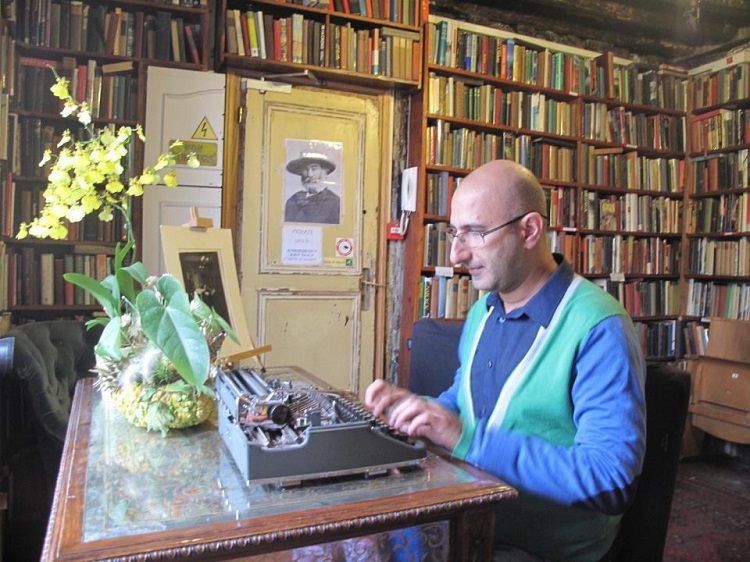 گفتگو با منصور ضابطیان به بهانه انتشار کتاب جدیدش، «سه‌رنگ»