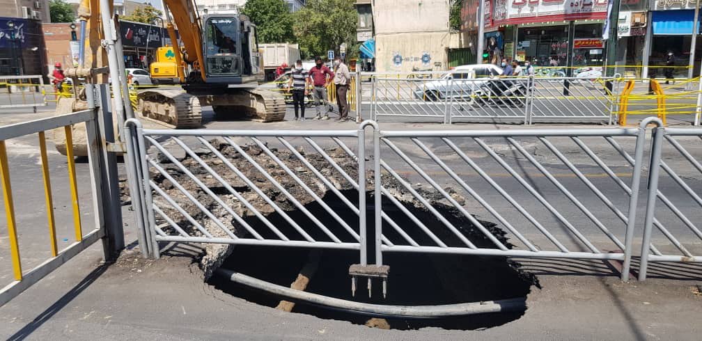 ️نشست زمین در چهارراه دانش به دلیل ترکیدگی لوله آب/ فعالیت بی.آر.تی متوقف شد ️نشست زمین در چهارراه دانش به دلیل ترکیدگی لوله آب/ فعالیت بی.آر.تی متوقف شد