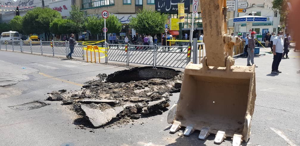 ️نشست زمین در چهارراه دانش به دلیل ترکیدگی لوله آب/ فعالیت بی.آر.تی متوقف شد ️نشست زمین در چهارراه دانش به دلیل ترکیدگی لوله آب/ فعالیت بی.آر.تی متوقف شد