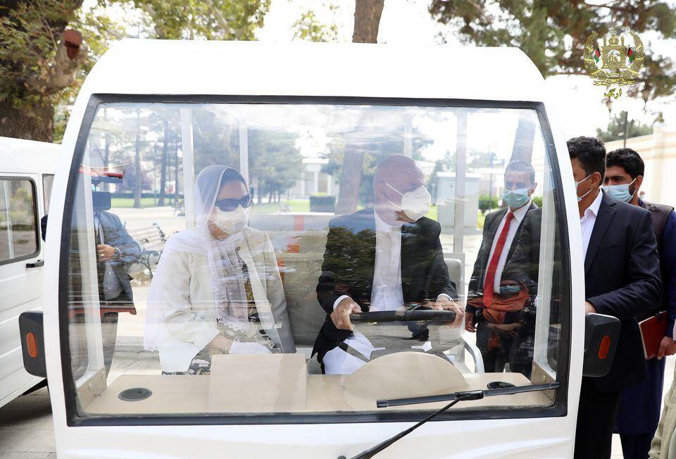 بازدید اشرف غنی از خودروهای ساخت یک شرکت افغانستانی بازدید اشرف غنی از خودروهای ساخت یک شرکت افغانستانی