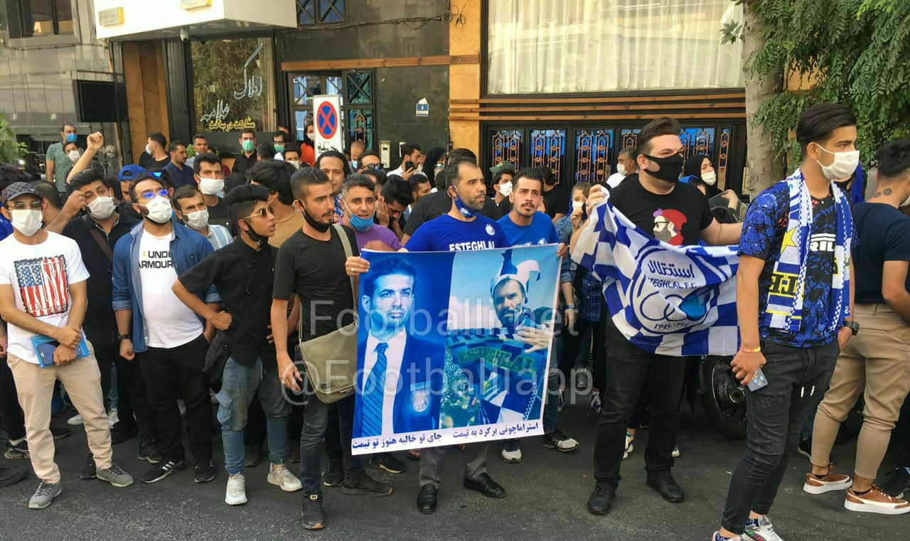 تجمع هواداران معترض در محل ساختمان باشگاه استقلال+ ویدئو