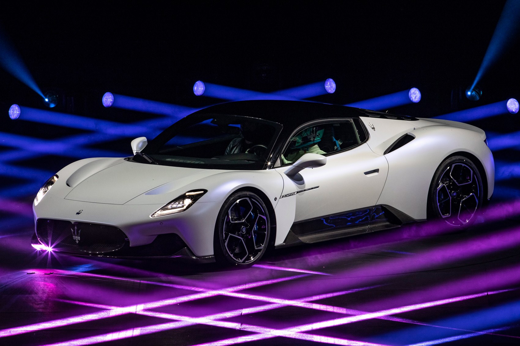 رونمایی از مازراتیMC20 ؛ سوپراسپرتی با موتور ۶۲۱ اسب بخاری و مدل برقی