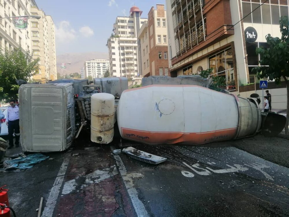 ۳مصدوم در پی واژگونی میکسر بتن + تصاویر