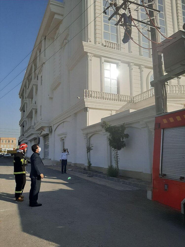 صحنه دلخراش از خشک شدن دزد کابل برق در تهران + فیلم و عکس