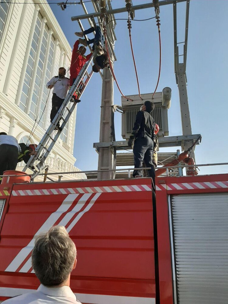 صحنه دلخراش از خشک شدن دزد کابل برق در تهران + فیلم و عکس