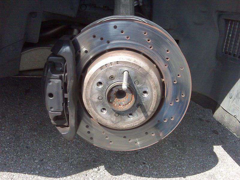 دلیل لرزش فرمان خودرو در هنگام ترمز گرفتن چیست؟