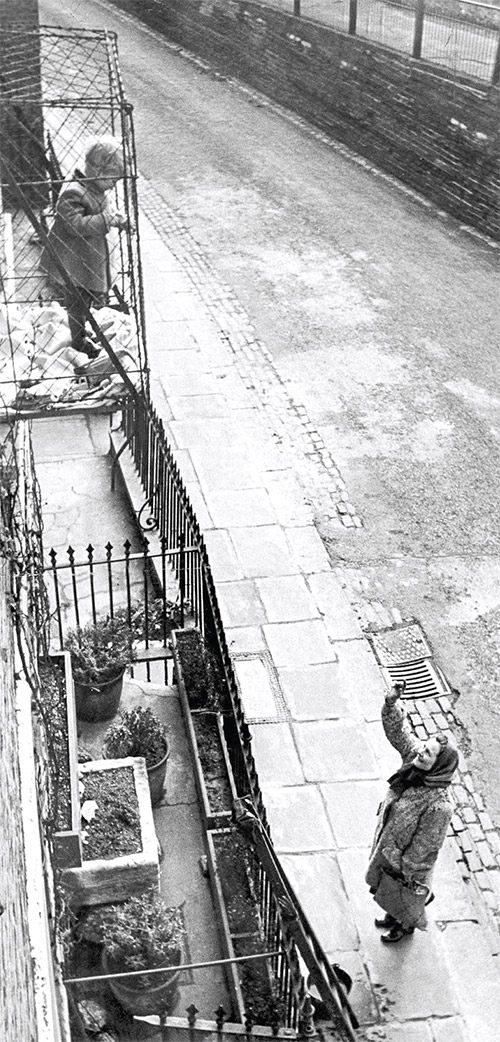 بچه&zwnj;های آویزان از پنجــره!