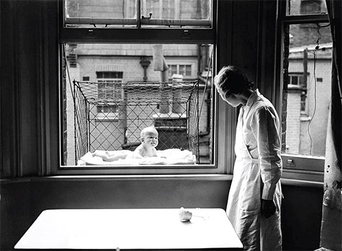 بچه&zwnj;های آویزان از پنجــره!