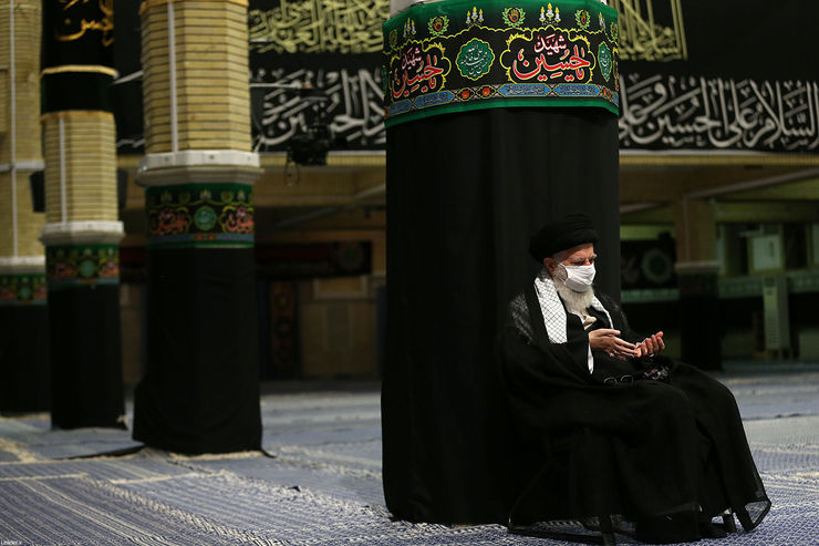 نخستین شب از مراسم عزاداری امام حسین(ع) در محضر رهبر معظم انقلاب در حسینیه امام خمینی(ره) برگزار شد. این مراسم به دلیل رعایت ضوابط بهداشتی در غیاب جمعیت عزاداران و تنها در حضور رهبر معظم انقلاب برگزار شد.