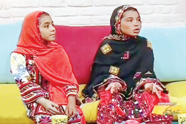 سرم را محکم تکان می‌دهم تا صحنه‌های وحشتناک تداعی‌شده در ذهنم، بپرد بیرون. «حوا»، ولی سر جایش مانده است. خواهرش «آسیه» هم همین‌طور، خواهری که سال گذشته وقتی گاندو‌ها لب آب خواهرش را طعمه کردند، ناجی او می‌شود و با کمک دیگران او را از دهان مرگ نجات می‌دهد.