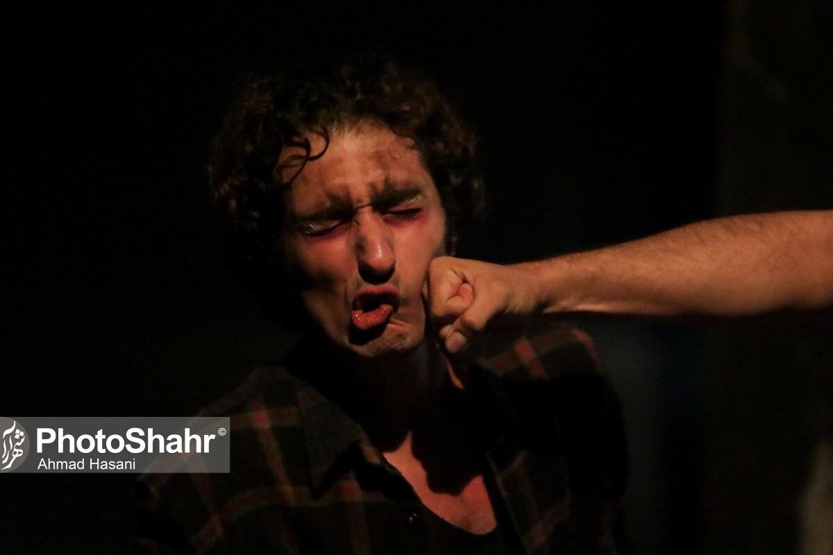 نمایش «کشتهشده» روی صحنه تئاتر مستقل مشهد نمایش «کشتهشده» روی صحنه تئاتر مستقل مشهد