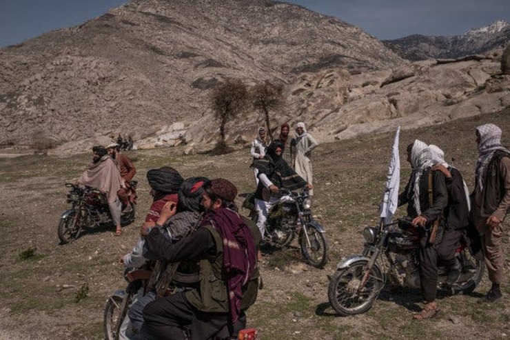 برای نخستین بار در ۱۹ سال گذشته یک سرباز نفوذی دولت افغانستان ۱۳ فرمانده کلیدی طالبان را در ولسوالی ادرسکن ولایت هرات کشت. طالبان تاکنون بار‌ها در لباس نیرو‌های ارتش افغانستان بر روی سربازان افغان تیراندازی کرده‌اند.