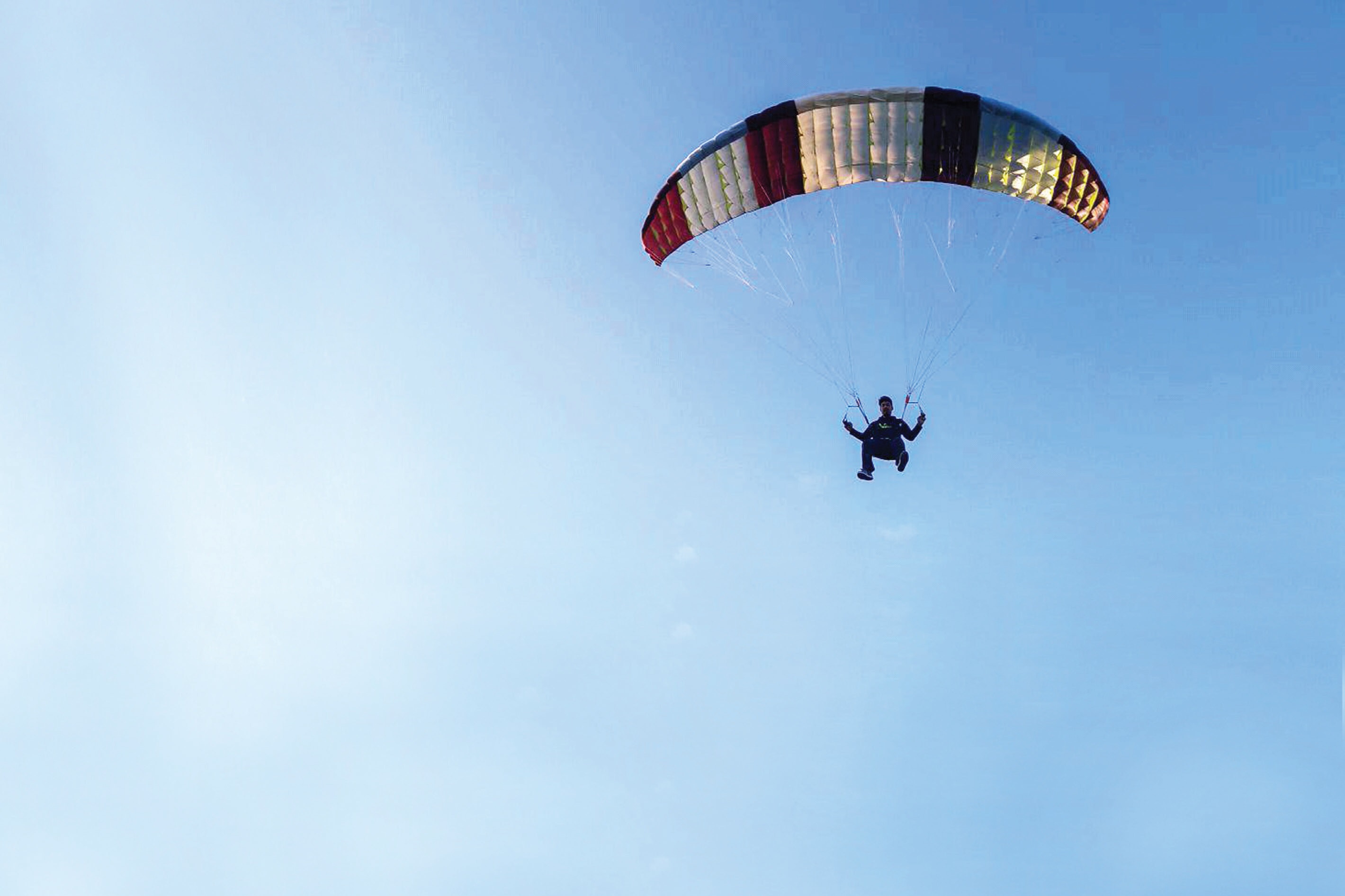 گفت&zwnj;وگو با یک افغانستانی که با &laquo;پاراگلایدر&raquo; دست&zwnj;ساخت خودش پرواز کرد