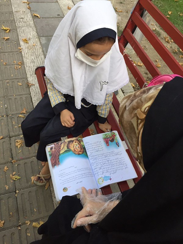 مهر معلم ایرانی به دانش&zwnj;آموز افغانستانی که گوشی هوشمند نداشت