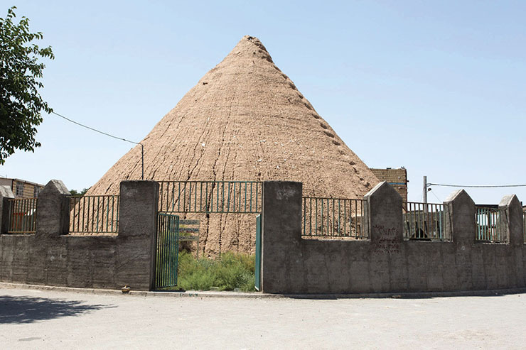 یخدان قدیمی کریم‌آباد مشهد در حال تخریب است  قبل از اینکه این یخدان به سرنوشت یخدان ابراهیم‌آباد دچار شود، کسی بیاید و این بنا را مرمت کند تا از بین نرود.