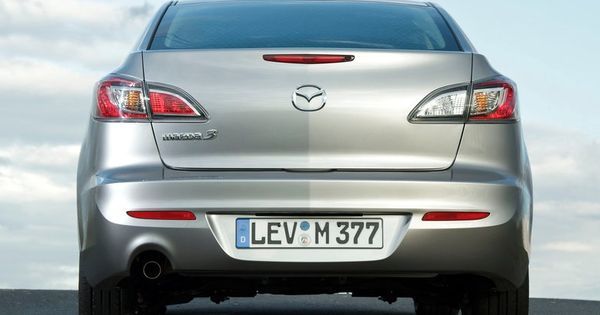 چرا برخی خودروها یک چراغ دنده عقب دارند؟