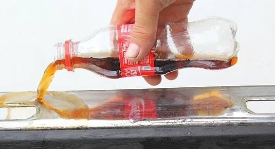 آشنایی با کاربرد‌های شگفت انگیز نوشابه در خانه