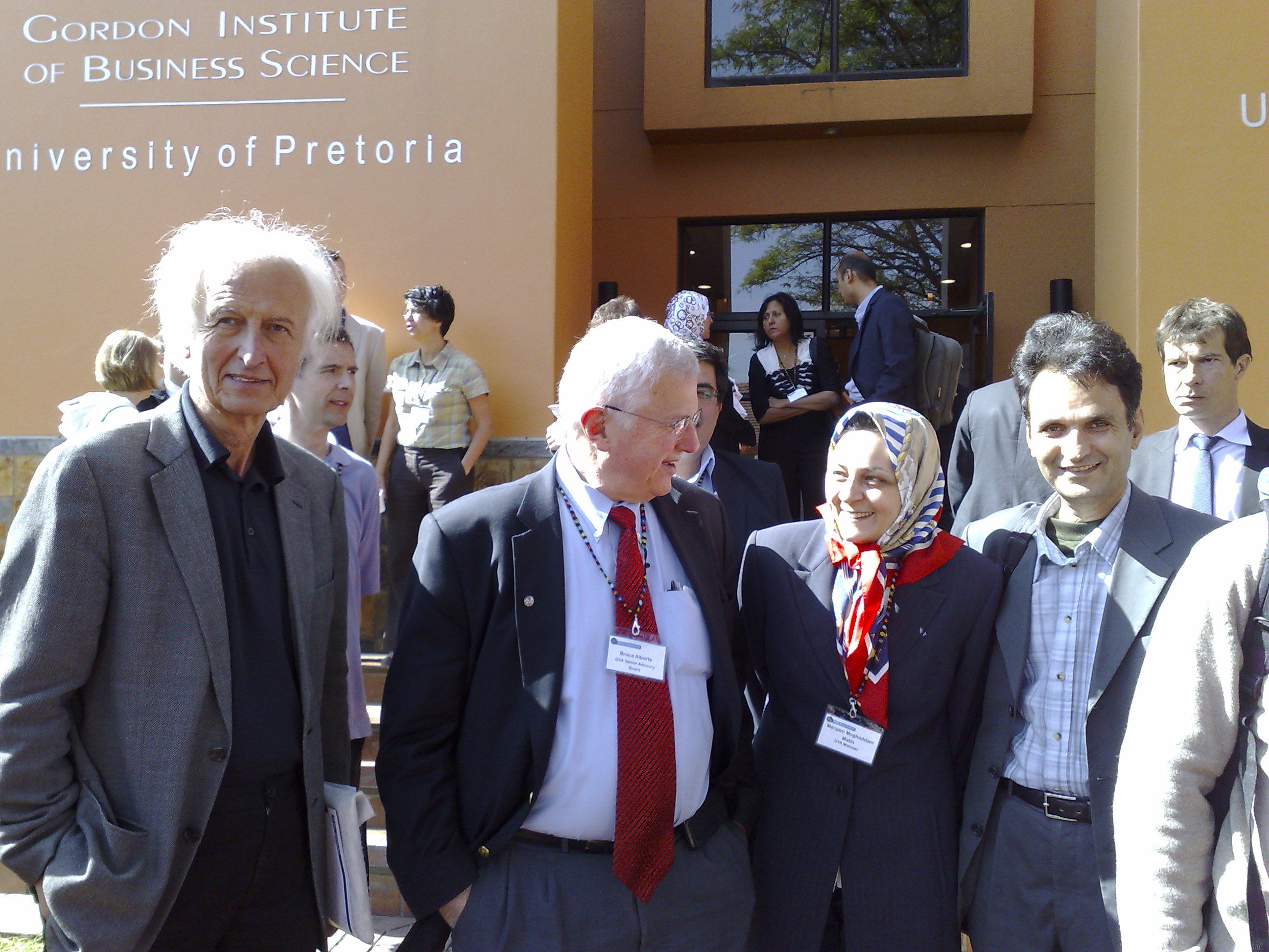 گفتگو با بانوی دانشمند مشهدی و تنها عضو ایرانی آکادمی دانشمندان جوان جهان