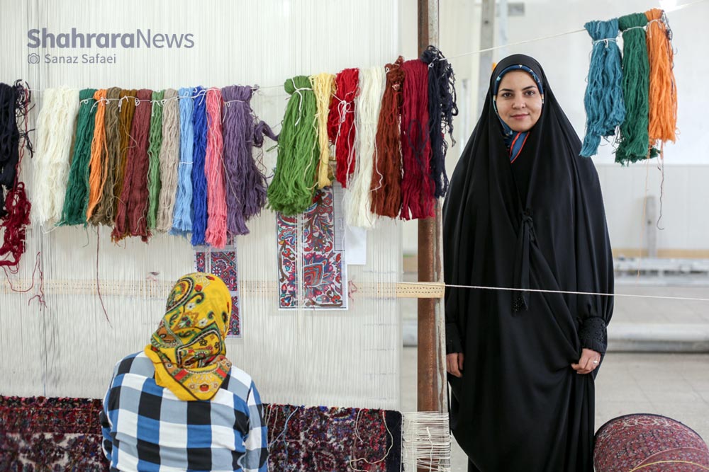 گفتگو با کارآفرین نمونه روستایی که آموزش قالی‌بافی را به تولید گره زد