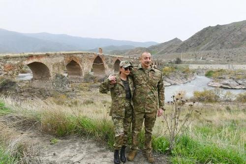 هدفگیری رئیسجمهور آذربایجان و همسرش توسط دوربین تک تیرانداز مرزی ایران + عکس هدفگیری رئیسجمهور آذربایجان و همسرش توسط دوربین تک تیرانداز مرزی ایران + عکس