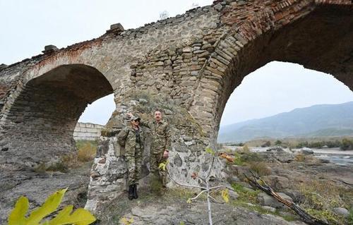 هدفگیری رئیسجمهور آذربایجان و همسرش توسط دوربین تک تیرانداز مرزی ایران + عکس هدفگیری رئیسجمهور آذربایجان و همسرش توسط دوربین تک تیرانداز مرزی ایران + عکس