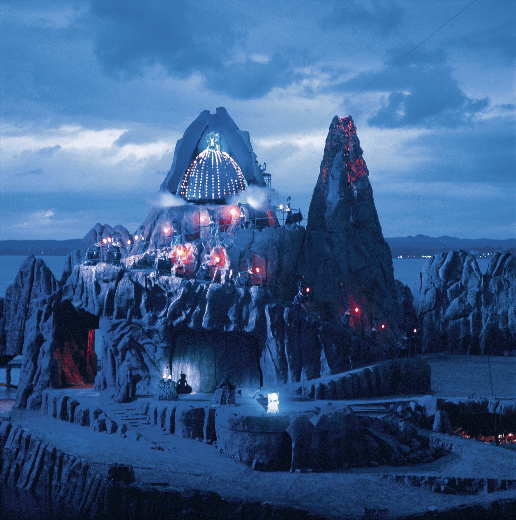 نگاهی به تجربه شهر&zwnj;های بزرگ در ساخت سالن تئاتر (۲): برگنز، نمایشی شناور روی دریاچه