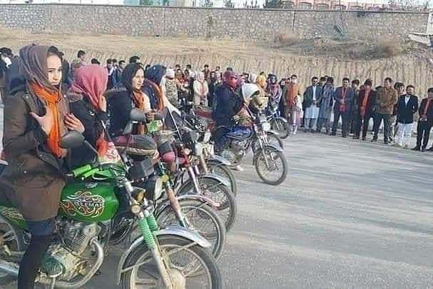 دختران موتور سوار در دایکندی افغانستان + عکس