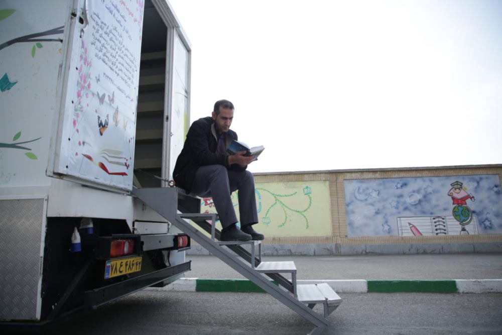 روایت تنها کتابخانه سیار مشهد که نوجوانان شهر را کتاب‌خوان کرده است