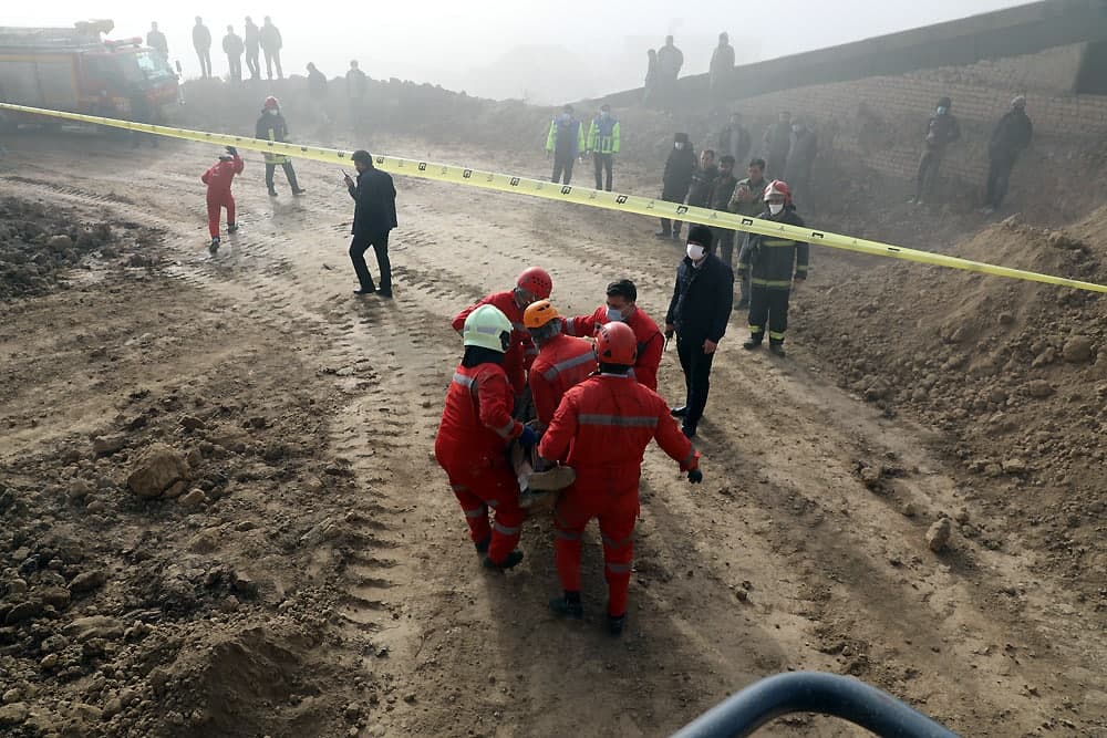 مرگ غم‌انگیز راننده کامیون زیر تلی از خاک در التیمور مشهد + تصاویر