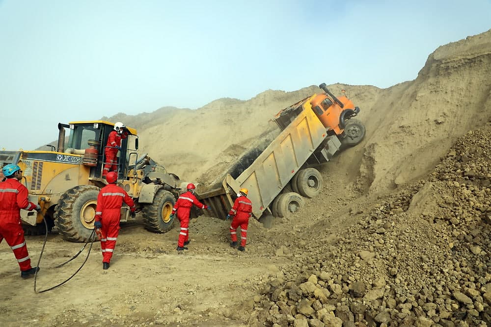 مرگ غم‌انگیز راننده کامیون زیر تلی از خاک در التیمور مشهد + تصاویر