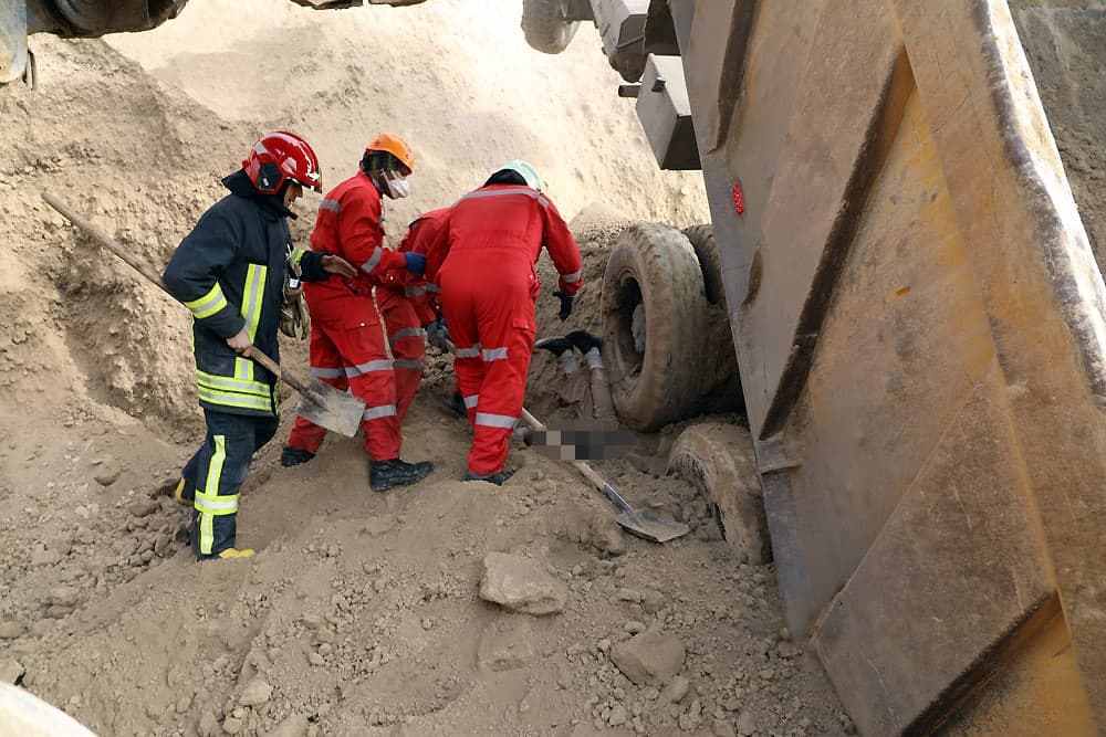مرگ غم‌انگیز راننده کامیون زیر تلی از خاک در التیمور مشهد + تصاویر