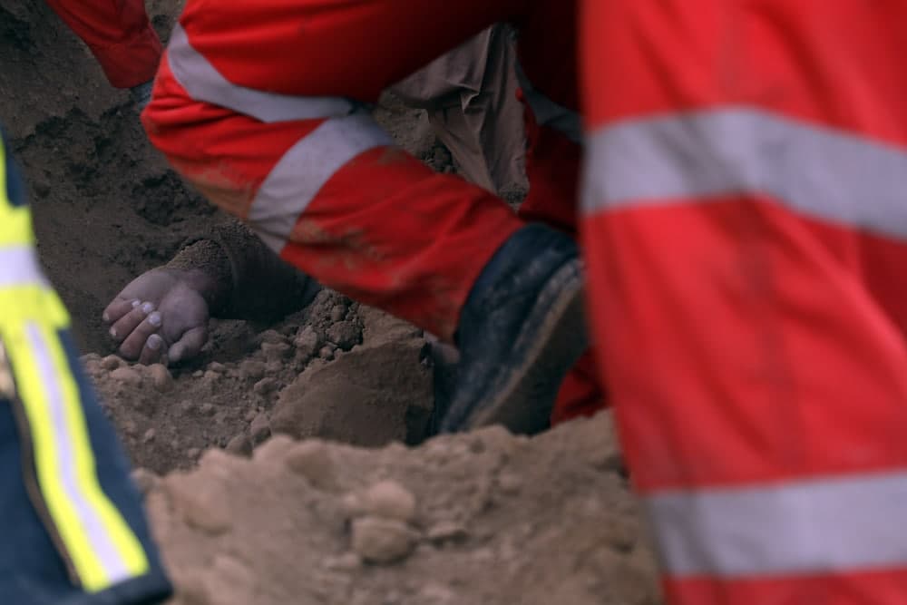 مرگ غم‌انگیز راننده کامیون زیر تلی از خاک در التیمور مشهد + تصاویر