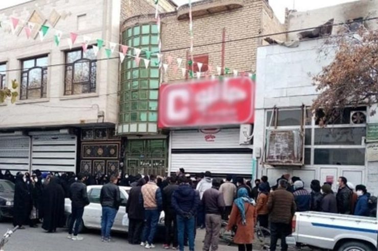 رعایت‌نکردن فاصله‌گذاری اجتماعی در خیابان گلریز مشهد