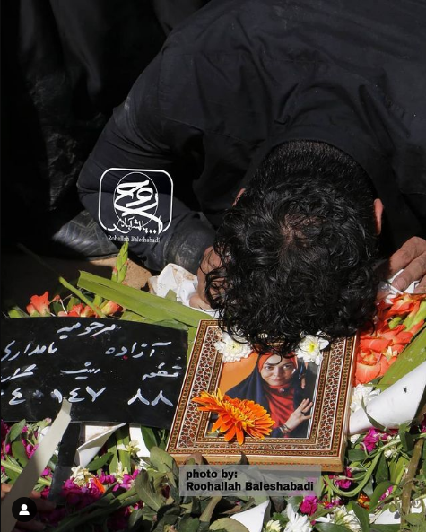 گریه دردناک «سجاد عبادی» همسر آزاده نامداری در مراسم ختم او + فیلم