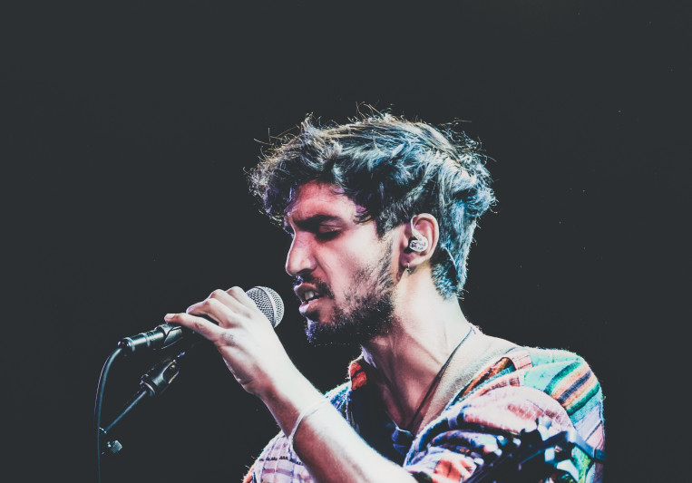 با آکسل منصور آشنا شوید | نجواکننده کلاب هاوس