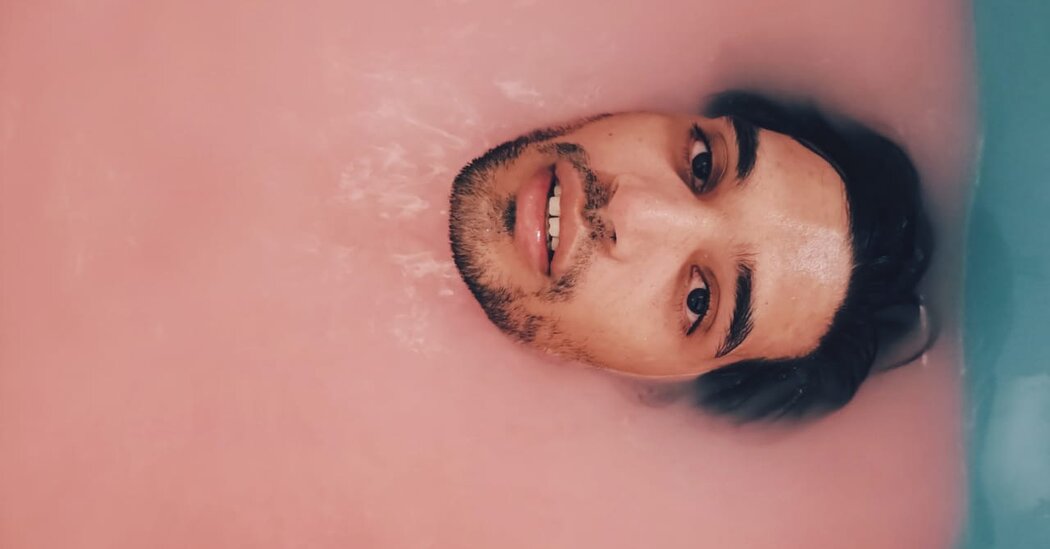 با آکسل منصور آشنا شوید | نجواکننده کلاب هاوس