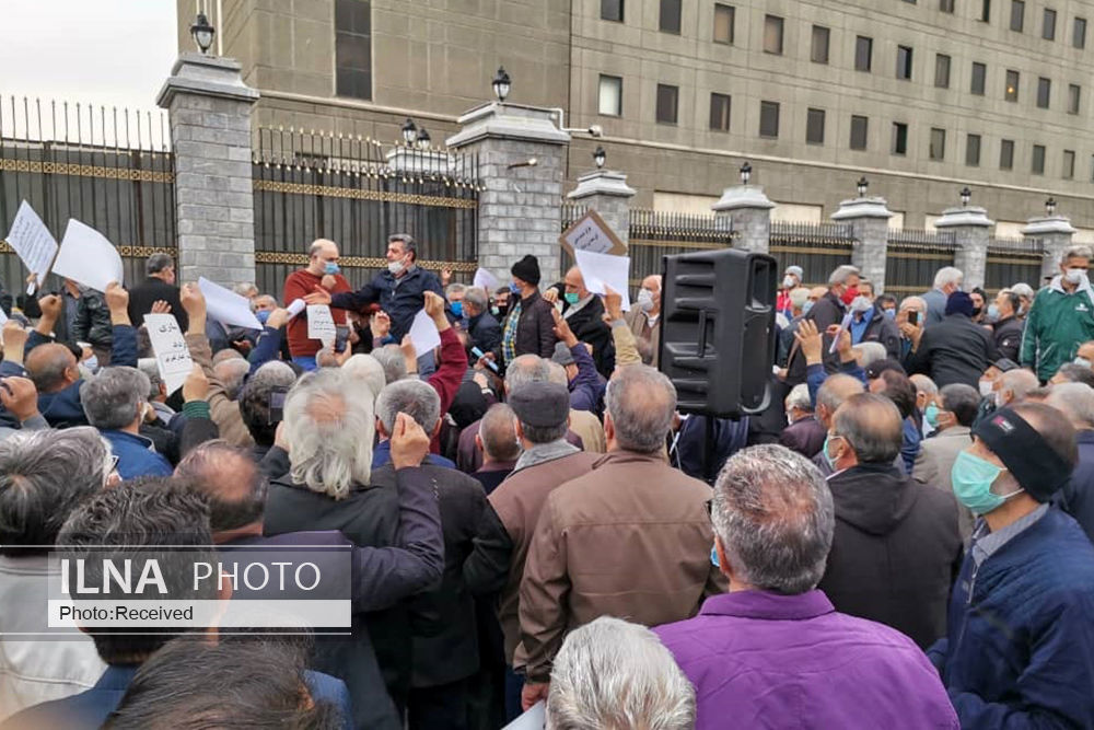 اعتراض امروز بازنشستگان به احکام صادره توسط تأمین اجتماعی مقابل مجلس (۲۲ فروردین) اعتراض امروز بازنشستگان به احکام صادره توسط تأمین اجتماعی مقابل مجلس (۲۲ فروردین)