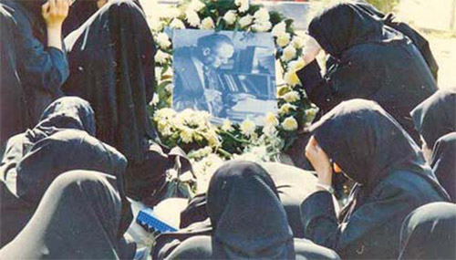 دو نیمه قمر؛ ادبیات و عشق