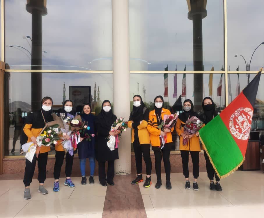 تیم والیبال بانوان مهاجر افغانستانی وارد مشهد شدند + عکس تیم والیبال بانوان مهاجر افغانستانی وارد مشهد شدند + عکس