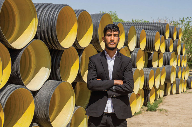 فرش قرمز زیر پای زائران