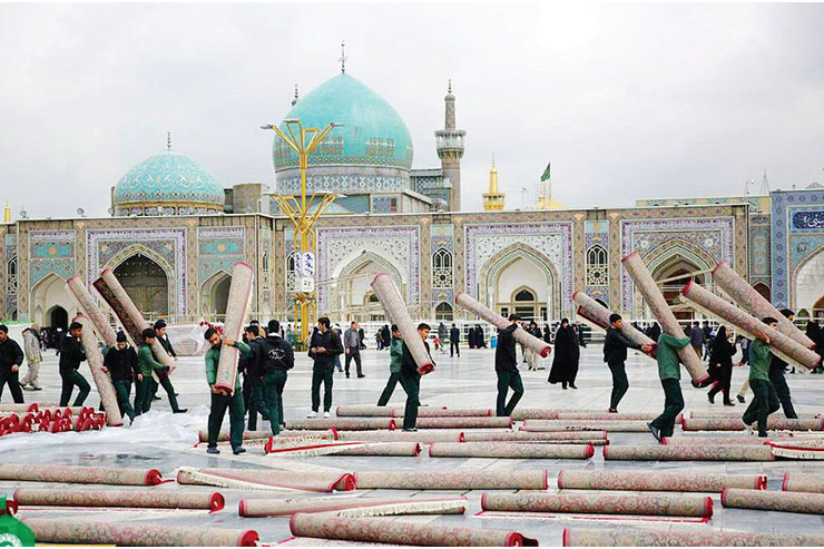 فرش قرمز زیر پای زائران