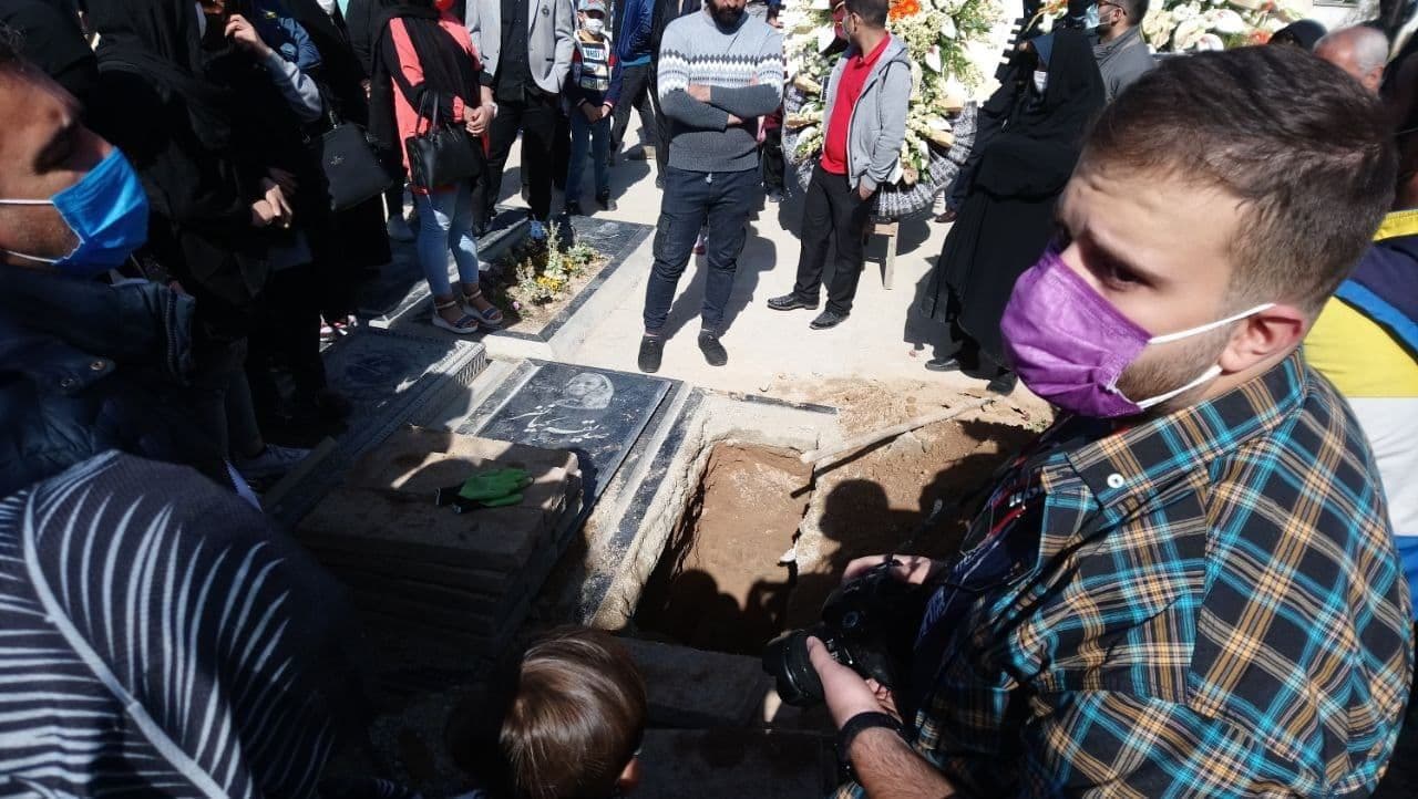 لحظه به لحظه با مراسم تشییع پیکر آزاده نامداری، مجری سابق صداوسیما