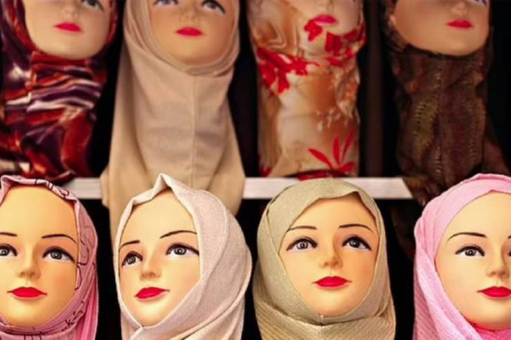 طالبان به فروشگاه‌های لباس افغانستانی گفته که سر آدمک مانکن‌ها، خلاف اسلام است.