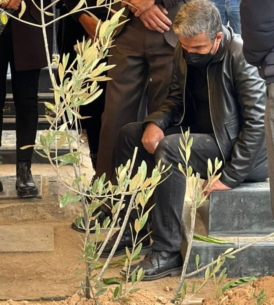 تصویری دردناک از آریا عظیمی نژاد در مراسم خاکسپاری مادرش تصویری دردناک از آریا عظیمی نژاد در مراسم خاکسپاری مادرش