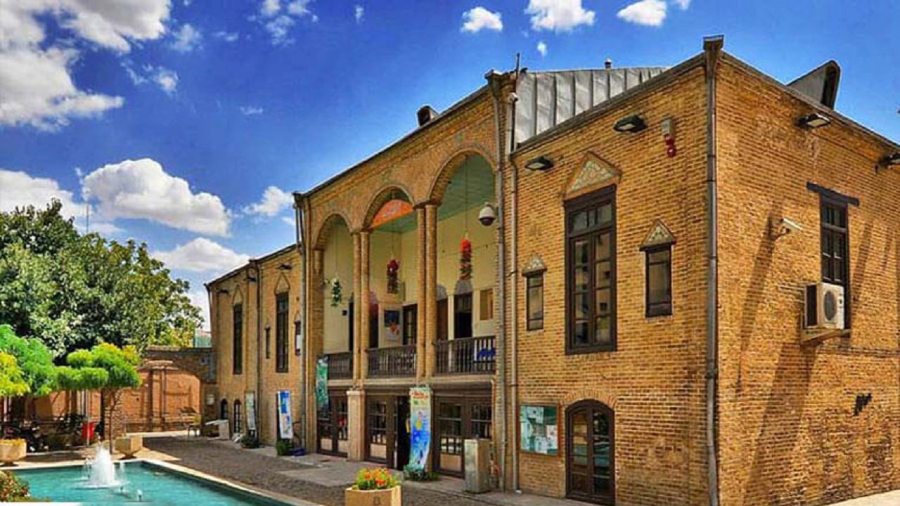 کتابخانه حاج حسین ملک تبدیل به دیزی سرا شد! کتابخانه حاج حسین ملک تبدیل به دیزی سرا شد!