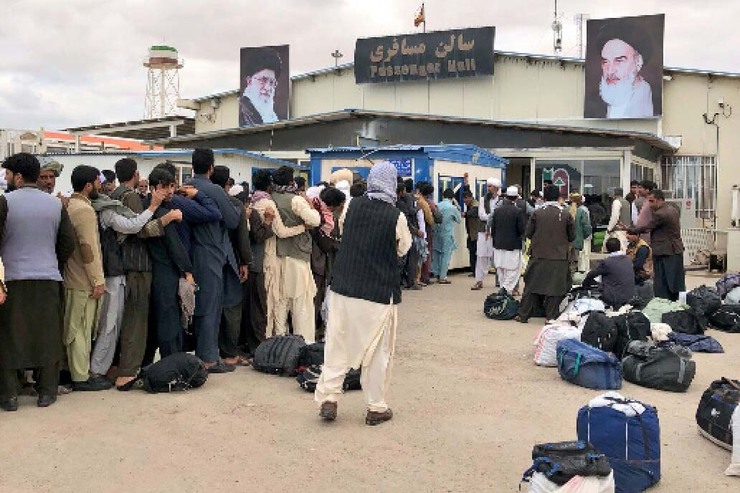 مهمان نوازی گرم از اتباع افغانستانی در شب سرد زمستانی دوغارون