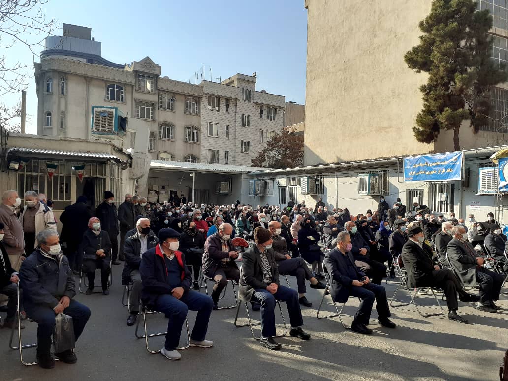 فشار ناشی از حذف دلار ۴۲۰۰ تومانی بر دوش بازنشستگان و کارگران است فشار ناشی از حذف دلار ۴۲۰۰ تومانی بر دوش بازنشستگان و کارگران است