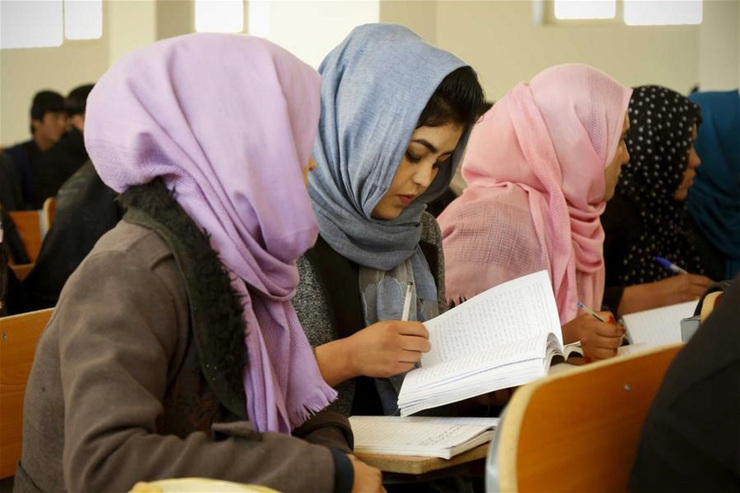 وزیر آموزش عالی موقت افغانستان از بازگشایی دانشگاه‌های دولتی این کشور که از زمان به قدرت رسیدن طالبان در افغانستان در اوت سال ۲۰۲۱ بسته شده بودند، خبر داد اما هیچ اشاره‌ای به اینکه آیا دانشجویان خانم قادر خواهند بود مجددا به کلاس‌های درس بازگردند یا خیر، نکرد.