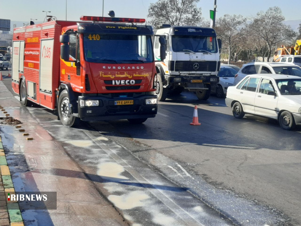 واژگونی کامیون و ایجاد ترافیک شدید در بزرگراه شهید کلانتری مشهد + فیلم (۱۳ بهمن‌ماه ۱۴۰۰)